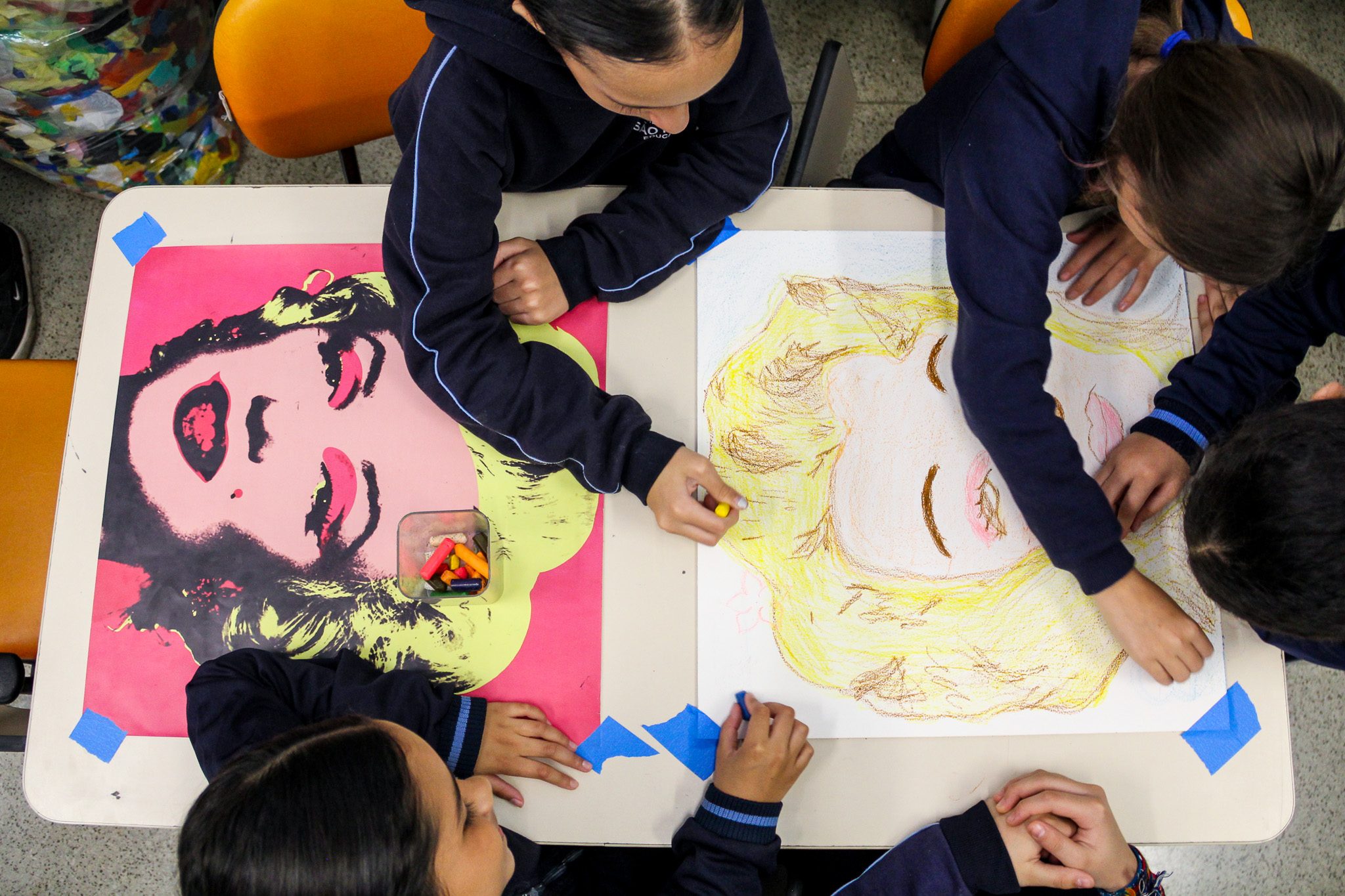 Reinterpretaciones de Marilyn Monroe en proceso de producción, vistas desde arriba