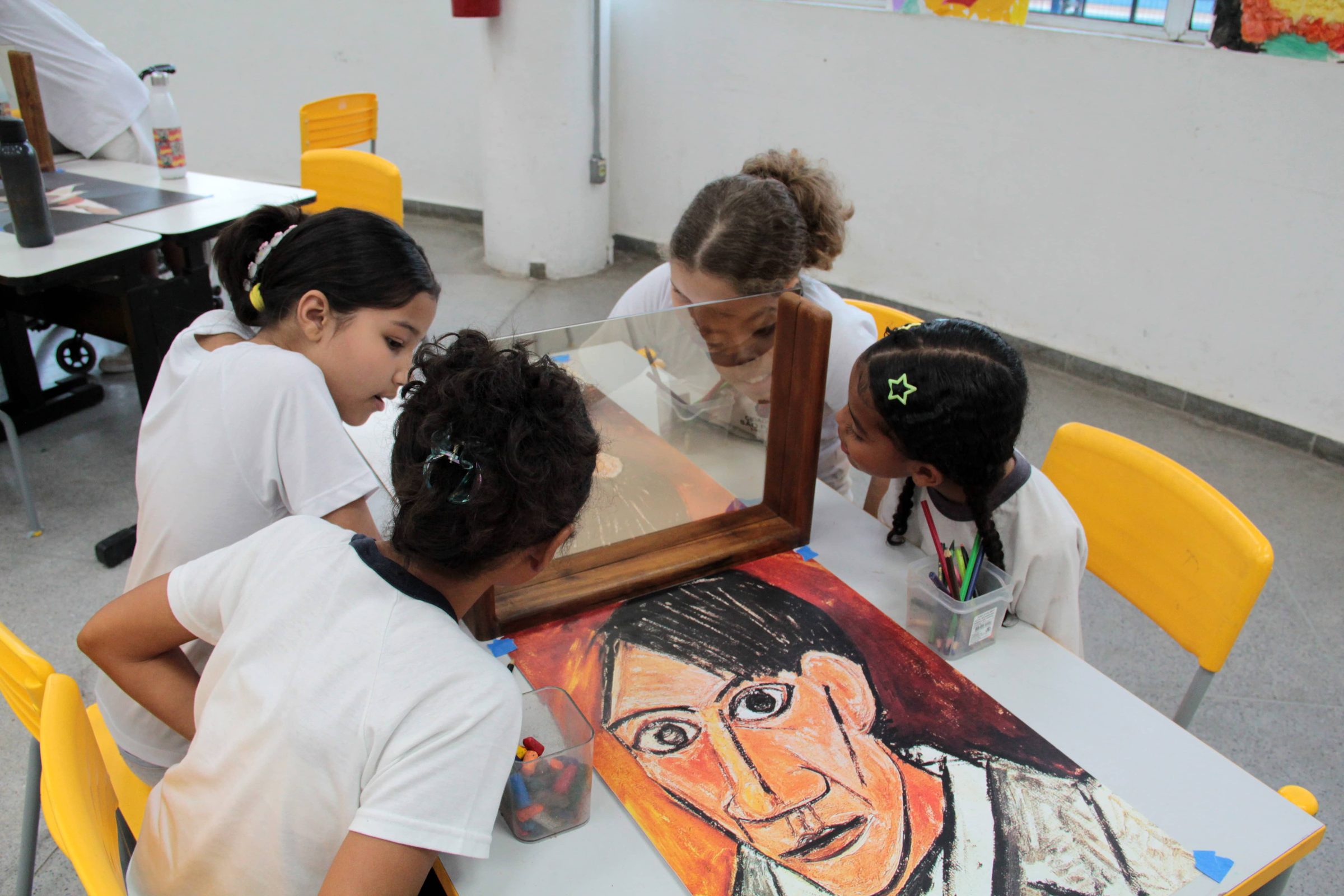 Estudiantes que crean una reinterpretación de Picasso