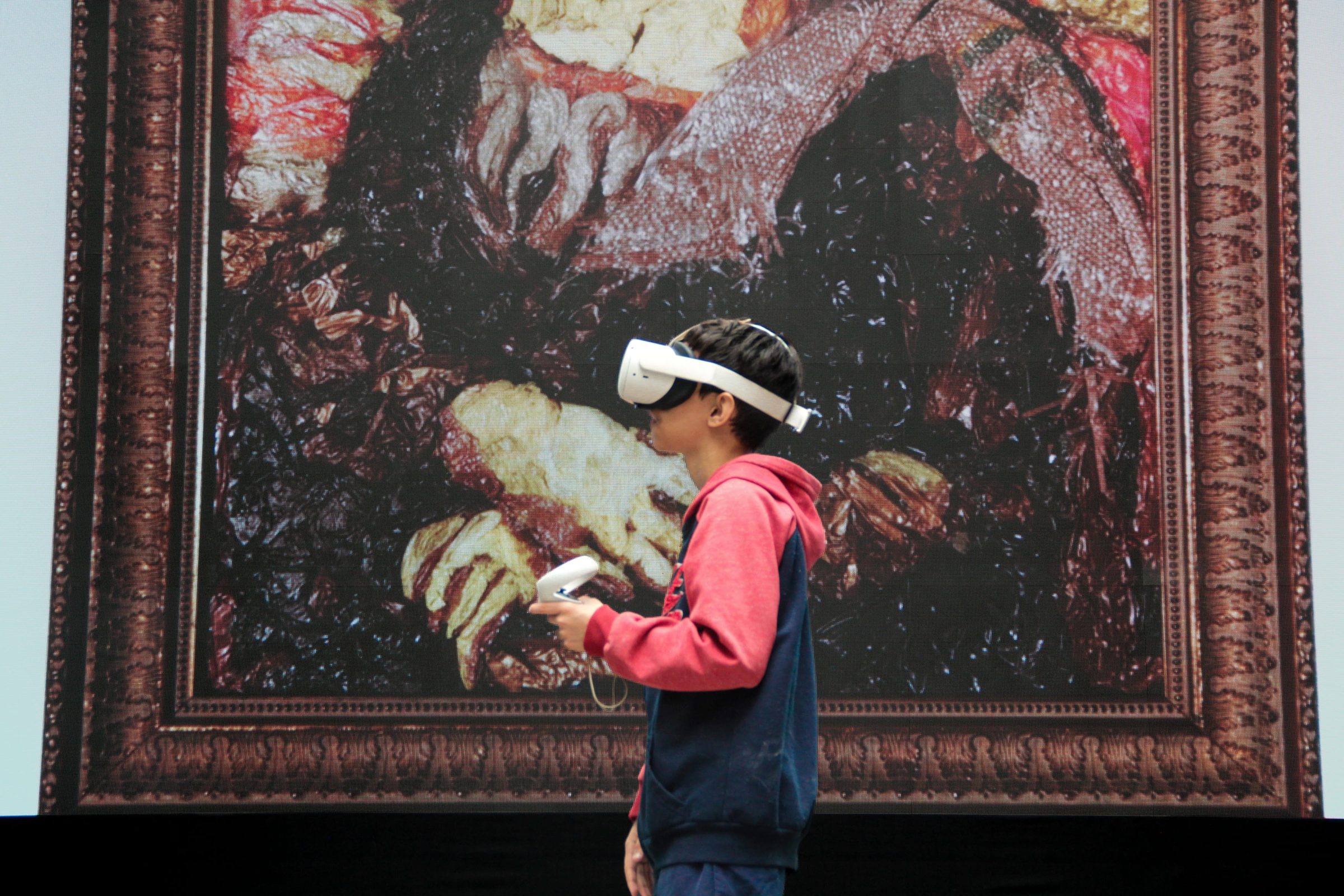 Estudiante con gafas de realidad virtual frente a una obra