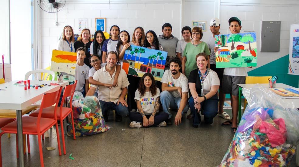 Eduardo Srur com professores e alunos da Emeb Profa. Marina Araújo Pires