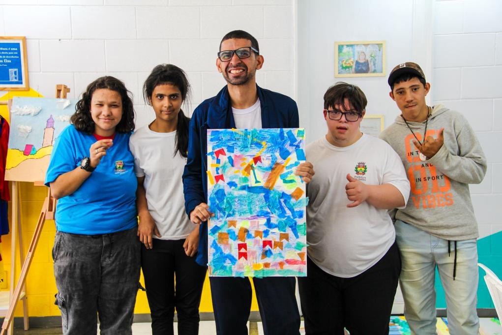 Turma do projeto Reencontro exibe o trabalho coletivo desenvolvido na oficina