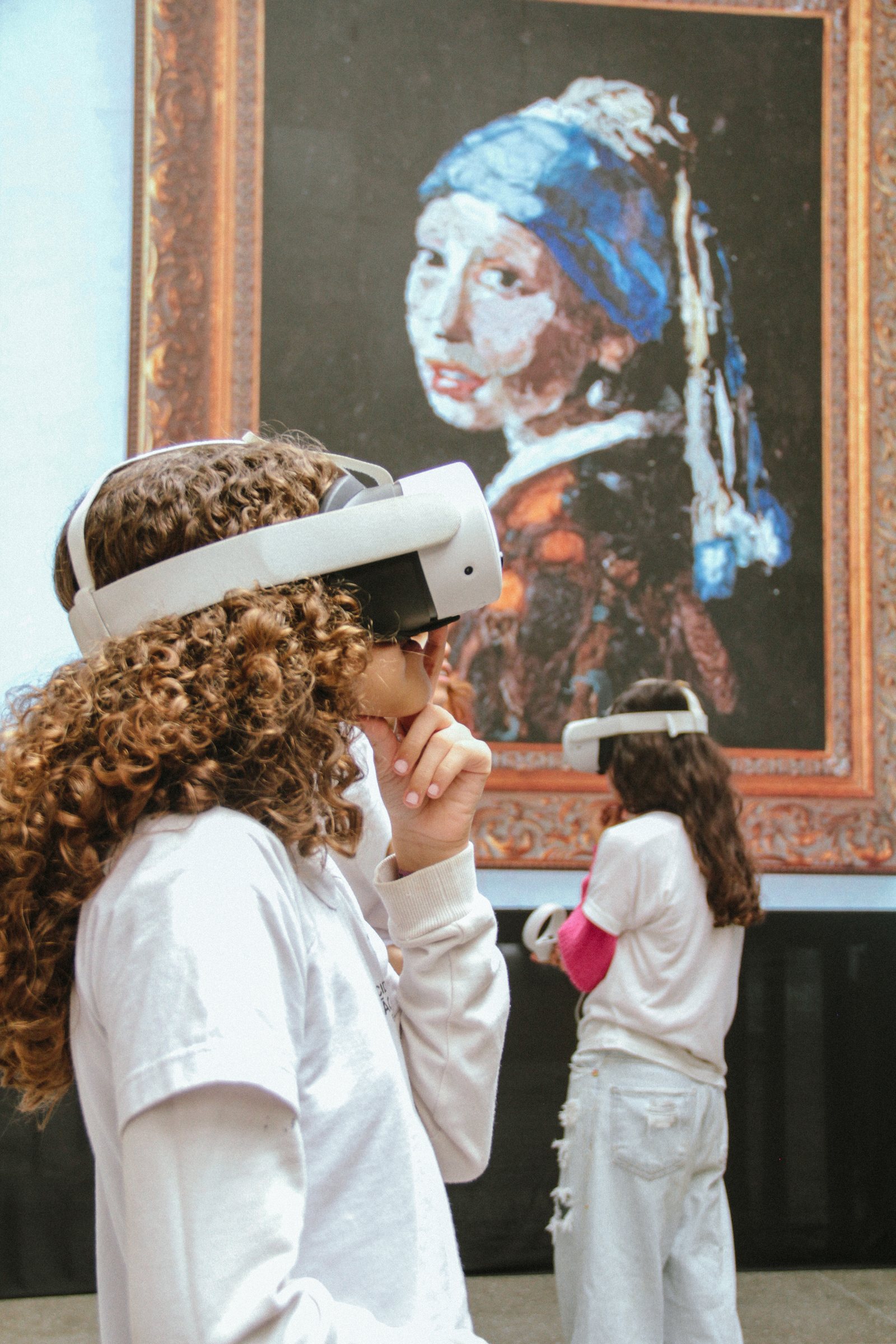 Estudiante con gafas de realidad virtual contemplando la reinterpretación de Vermeer