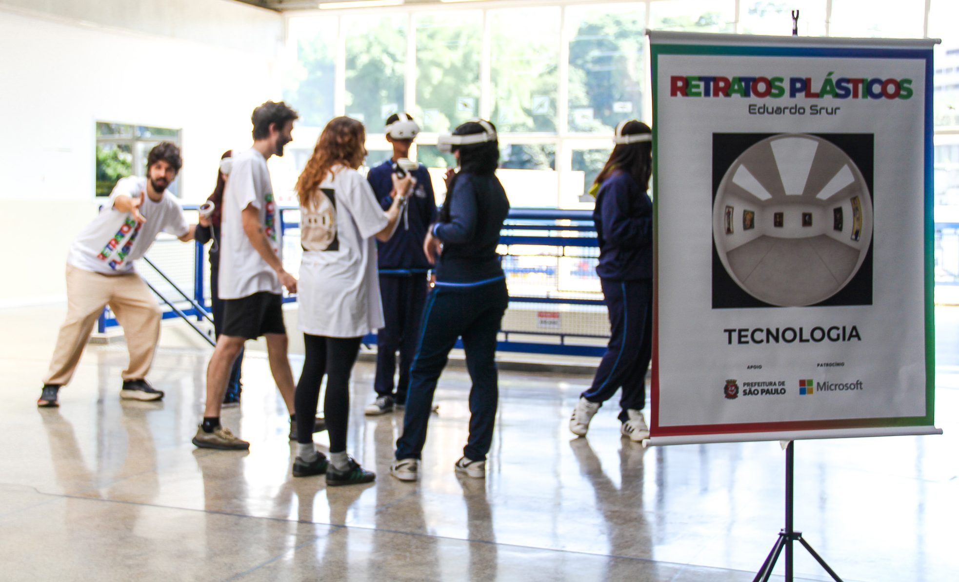 Estudiantes explorando la galería virtual en 3D